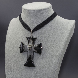 Naszyjnik gotycki krzyż z czaszką 02