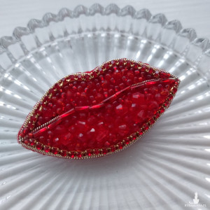 Broszka całuśne usta