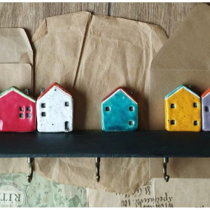 Wieszak z domkami na czarnym drewnie