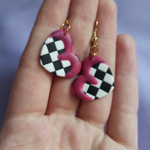 Halloweenowe kolczyki serca w biało czarną kratę