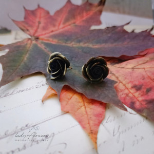 Kolczyki z czarnymi różyczkami