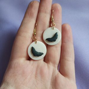 Halloweenowe kolczyki perłowe księżyce z nietoperzem