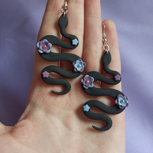 Halloweenowe kolczyki węże z kwiatami