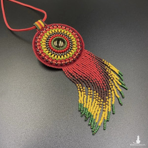 MEDALION Z FRĘDZLAMI - KOLOROWY HAFT KORALIKOWY #811