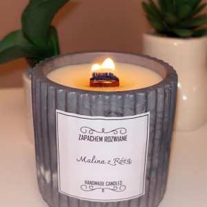 Świeca sojowa ręcznie robiona w karbowanym pojemniku.