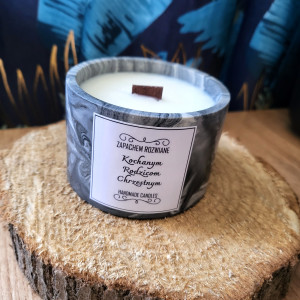 Ręcznie robiona świeca z wosku sojowego.