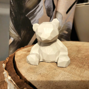 Miś z gipsu polimerowego.