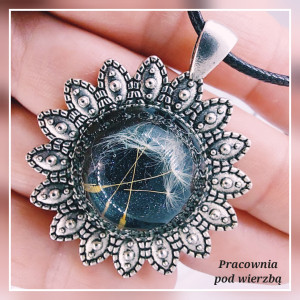 Wisiorek naszyjnik medalion dmuchawiec żywica