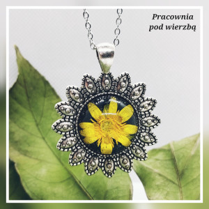 Wisiorek naszyjnik medalion jaskier żywica stal żółty kwiat
