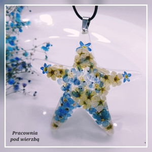 Duży naszyjnik wisior gwiazda niezapominajki i biała tawuła żywica