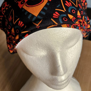 Czapka w kolorowe mandale na czarnym tle  dla każdego ocieplana z polarem