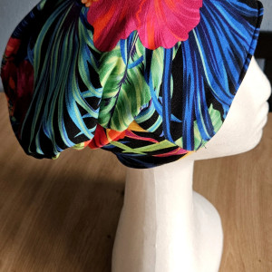 Czapka w kolorowe hawajskie kwiaty i egzotyczne liście  ocieplana z polarem