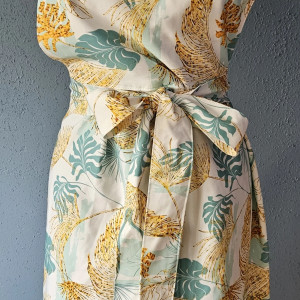 Fartuch, fartuszek sukienkowy, wyglądający jak sukienka we wzorze egzotycznym