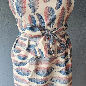 Fartuch, fartuszek sukienkowy, wyglądający jak sukienka we wzorze w pióra piórka