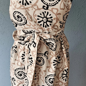 Fartuch, fartuszek sukienkowy, wyglądający jak sukienka we wzorze w mandale geometrię