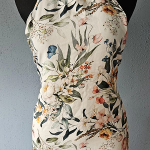 Fartuch, fartuszek klasyczny w dwóch wzorach kwiatowy realistyczny i akwarelowy