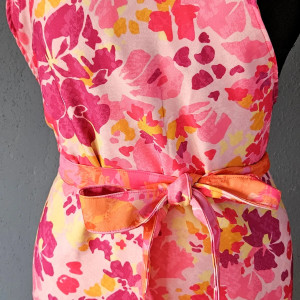 Fartuch, fartuszek klasyczny w dwóch wzorach kwiaty i abstrakcyjne ornamenty