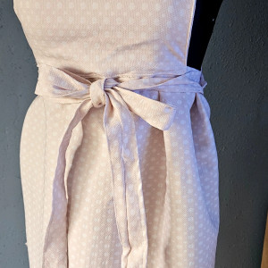 Fartuch, fartuszek sukienkowy, wyglądający jak sukienka we wzorze żakardowym w koła