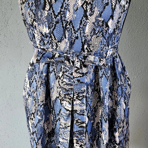 Fartuch, fartuszek sukienkowy, wyglądający jak sukienka we wzorze wężowym abstrakcyjny