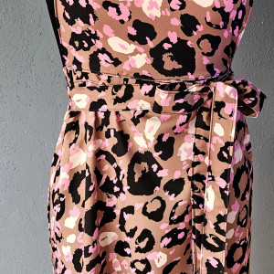 Fartuch, fartuszek sukienkowy, wyglądający jak sukienka we wzorze w panterę