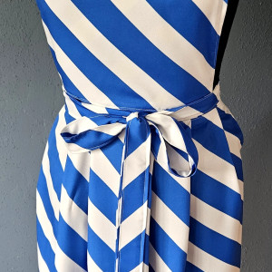 Fartuch, fartuszek sukienkowy, wyglądający jak sukienka we wzorze w pasy mama muminka