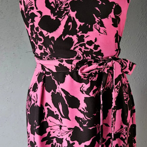 Fartuch, fartuszek sukienkowy, wyglądający jak sukienka we wzorze w abstrakcyjne kwiaty