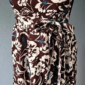Fartuch, fartuszek sukienkowy, wyglądający jak sukienka we wzorze w abstrakcyjne kwiaty