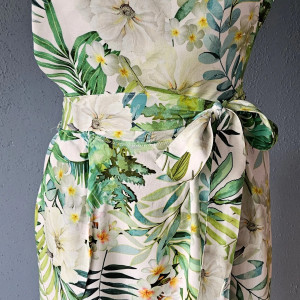 Fartuch, fartuszek sukienkowy, wyglądający jak sukienka we wzorze w malowane kwiaty