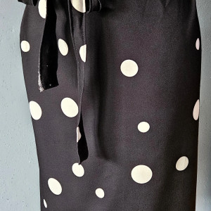 Fartuch, fartuszek połówka, wyglądający jak spódnica w kropki groszki