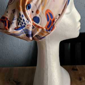 Czapka w abstrakcyjny motyw  bardzo milutka