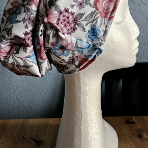 Czapka  w delikatne kwiaty