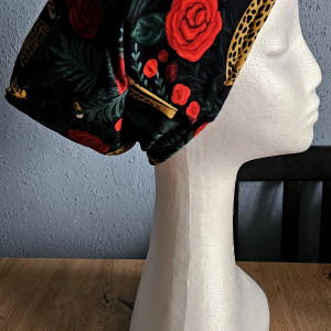 Czapka  w kwiaty róże panterę liście