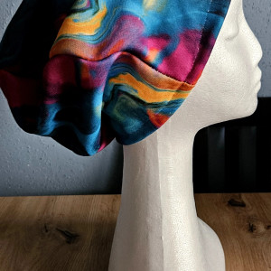 Czapka  w  abstrakcyjne maziaje marmurki tęczę