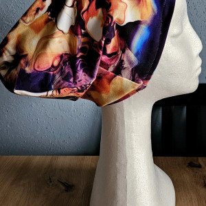 Czapka  w  abstrakcyjne maziaje marmurki tęczę