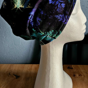 Czapka  w leśne runo, motyw liści, tulipana i owadów