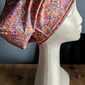 Czapka  w delikatne kwiaty w łączkę