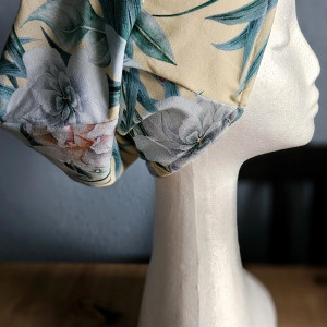 Czapka  w wiosenny wzór kwiaty tropikalne  nenufary róże na żółtym tle