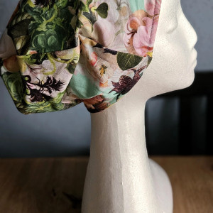 Czapka  w wiosenny wzór kwiaty  na miętowym tle