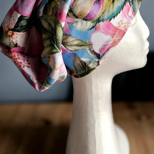 Czapka  w wiosenny wzór kwiaty  jabłoni na niebieskim tle