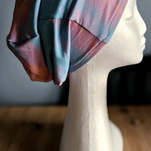 Czapka  w  abstrakcyjne maziaje marmurki tęczę pudrowy