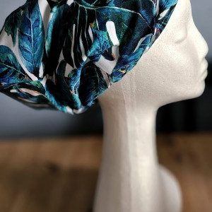 Czapka w akwarelowy motyw tropikalnych liści z ociepleniem