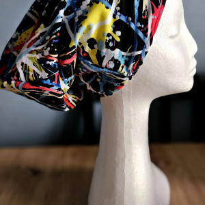 Czapka w akwarelowy motyw abstrakcyjny mazaje farbą z ociepleniem