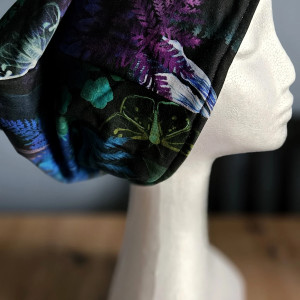 Czapka leśne runo  motyw kwiatów liści i owadów z ociepleniem