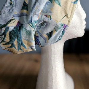 Czapka w akwarelowy motyw kwiatów z ociepleniem