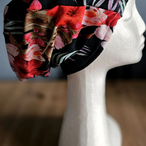 Czapka w akwarelowy motyw tropikalnych liści i hibiskusa z ociepleniem