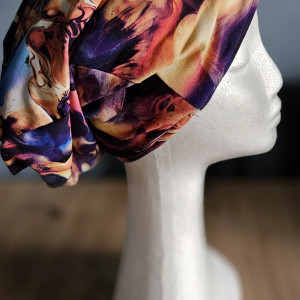 Czapka w akwarelowy motyw marmurka, maziai rozlanej farby z ociepleniem