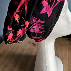 Czapka w akwarelowy motyw abstrakcyjnych kwiatów z ociepleniem