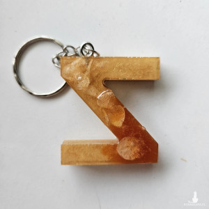 Brelok literka Z z żywicy złota z płatkami hortensji