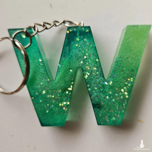 Brelok literka W z żywicy zielona z brokatem i owsem