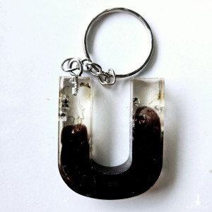 Brelok literka U z czernią diamencikami jak coca cola